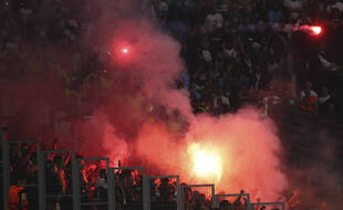 Les lancés de fumigènes lors du match entre OM et Galatasaray.