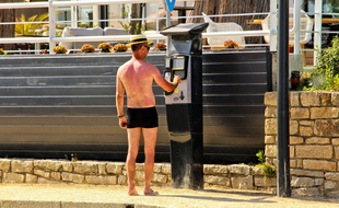 Un homme torse nu en centre-ville (illustration)