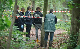 Le 18 juin 2012, la police judiciaire et la police scientifique enquêtent après la découverte d'un tronc humain dans le bois de Vincennes.