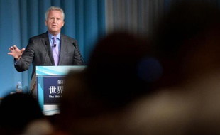 Le monde industriel est bouleversé par les réseaux d'information et la clef de la compétitivité pour les entreprises n'est plus la sous-traitance à bas coûts, a insisté mardi à Tokyo le patron du conglomérat américain General Electric (GE).