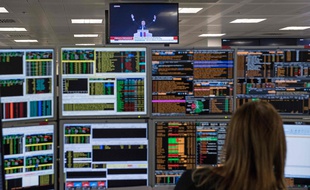 Une trader britannique regarde les résultats de l'élection présidentielle française le 8 mai 2017.