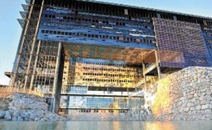 La visite permet un accès privilégié aux salles des rencontres et du conseil.