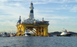 La plateforme de forage de Shell pour une série d'explorations en Arctique est remorquée hors de la baie de Seattle, le 15 juin 2015