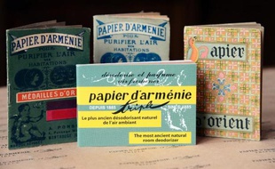 Par beau temps on se repère à l'odeur. Les effluves sucrés, épicés et poivrés conduisent jusqu'à une rue tranquille de Montrouge aux portes de Paris, d'où sort depuis 1885 le Papier d'Arménie.
