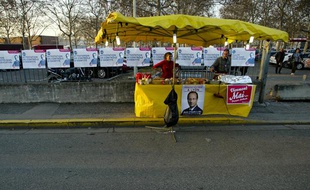 Un vendeur de sandwichs lors du meeting de François Hollande au palais des sport de Lyon, le 1 mars 2012.