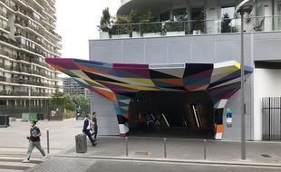 L'entrée de la station de la ligne 14 Pont-Cardinet est ornée de l'oeuvre «Je ne suis jamais allé nulle part» du sculpteur allemand Tobias Rehberger.