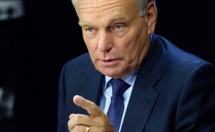 Jean-Marc Ayrault a déclaré dimanche à l'AFP que "le gouvernement a l'intention de faire preuve de fermeté" après les manifestations de salafistes devant l'ambassade des Etats-Unis à Paris, se déclarant "très choqué" par les attaques de François Fillon à ce sujet.