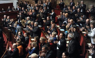 Des députés applaudissent après le vote de la résolution sur la reconnaissance d'un Etat palestinien à l'Assemblée nationale, le 2 décembre 2014 à Paris