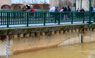 Le pont n'était pas loin d'être submergé dans cette vraiment très belle ville de Mont-de-Marsan.