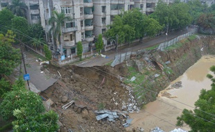 Une route partiellement effondrée à cause des pluies diluviennes, dans le nord de l'Inde, le 26 juillet 2018.