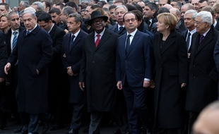 Benjamin Netanyahu, Nicolas Sarkozy, Ibrahim Boubacar Keita, François Hollande, Angela Merkel et Mahmoud Abbas lors de la marche républicaine le 11 janvier 2015 à Paris.