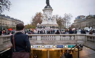 Des personnes entrent dans la station de métro République, le 16 novembre 2015 à Paris