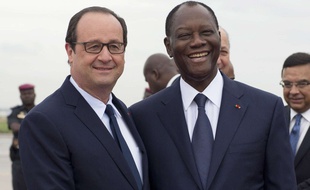 Le président français François Hollande serre la main de son homologue ivoirien, Alassane Ouattara, à son arrivée à Abidjan, le 17 juillet 2014.