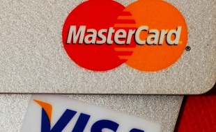 Des cartes bancaires Visa et Mastercard.