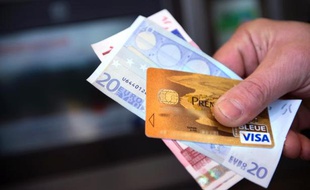 Les commissions d'intervention, ces frais facturés par les banques quand un client dépasse son découvert autorisé, seront plafonnées au 1er janvier 2014, indique un décret publié samedi au Journal officiel.