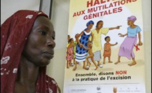 La pratique de l'excision a diminué en France, mais le risque demeure pour les filles d'origine africaine, notamment lors des vacances "au pays", ont témoigné lundi à Paris les participants à un colloque organisé par le ministère de la Santé, qui appelle "à ne pas baisser la garde".