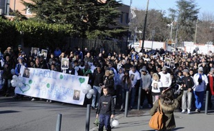 Cinq cents personnes ont marché en silence, dimanche à Toulouse à travers le quartier des Izards, en mémoire d'un boulanger de 18 ans tué d'une balle de Kalachnikov une semaine auparavant, décrit comme la "victime d'un règlement de comptes qui ne le concernait pas".
