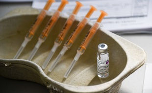 Préparation pour une injection du vaccin d'AstraZeneca contre le Covid-19.