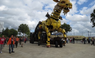 A Nantes le 26 aout 2014- Le cheval dragon de la compagnie La Machine a fait sa premiËre sortie mardi