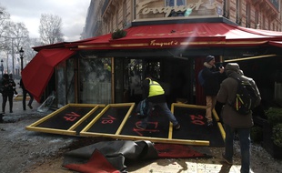 Le Fouquet's vandalisé et incendié