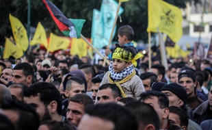 Des milliers de Palestiniens ont célébré le 53e anniversaire du Fatah à Gaza, le 2 janvier 2018.