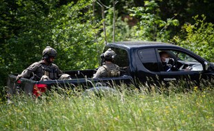 Des snipers du GIGN assis à l'arrière d'un pickup lors de la traque de Valentin M., près du village de Plantiers, dans les Cévennes, le 12 mai.