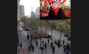 Dans le cadre à droite, le cadrage de TF1 pour son interview en direct avec Jean-Luc Mélenchon le 1er décembre. En fond, la photo de la même scène prise au même moment d'un balcon par le journaliste Stefan de Vries.