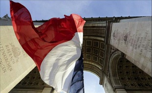 Le drapeau français sous l'Arc de Triomphe à Paris