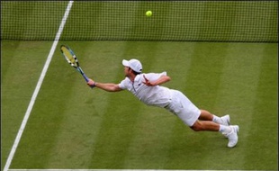 Les favoris de sortie mercredi à Wimbledon, Justine Henin, Roger Federer et Andy Roddick, n'ont guère souffert sur le court, et ont trouvé le temps, entre deux averses, de deviser du vent qui s'engouffre sur un court central privé de toit.