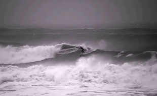 Tous les surfeurs présents sur la vidéo sont des professionnels.