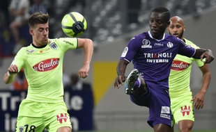 L'attaquant du TFC Max-Alain Gradel (à gauche face à Angers lors d'un match de Ligue 1 au Stadium de Toulouse, le 21 avril 2018.