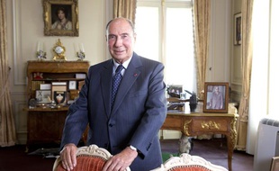 Le sénateur UMP Serge Dassault, ancien maire de Corbeil-Essonnes, dans son bureau parisien le 6 décembre 2013.