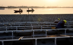 En mai dernier, la Chine inaugurait la plus grande installation photovoltaïque flottante du monde dans la province d’Anhui, au-dessus d’une ancienne zone houillère inondée.