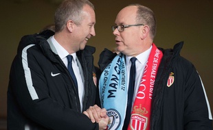 Vladim Vasilyev (à gauche) et le Prince Albert II de Monaco le 16 mars, lors du match retour contre Manchester City.