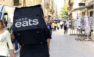 Le 8 octobre 2019, illustration d'un livreur Uber Eats à Bordeaux