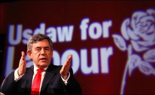 M. Blair, qui fêtait dimanche ses 54 ans, n'a pas précisé sous quelle forme, ni quel jour il annoncerait ce départ qui deviendra effectif fin juin ou début juillet. Il devrait voir son ministre de l'Economie et des Finances Gordon Brown lui succéder automatiquement à Downing Street, sans élections anticipées.