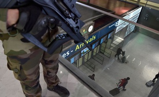 Un militaire français patrouille dans la zone des arrivées à l'aéroport de Roissy, le 23 mars 2016.