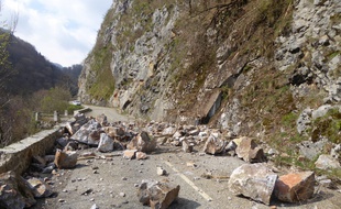 La RD9, coupée après un éboulement rocheux entre Montségur et Fougax-et-Barrineuf, en Ariège.