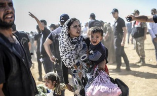 Des Kurdes syriens à leur arrivée le 23 septembre 2014 à Suruc après avoir fui la guerre en Syrie