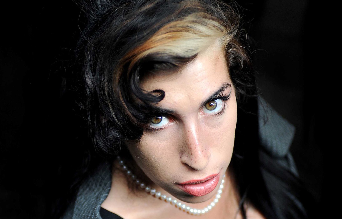 Amy Winehouse Est Morte De Quoi Amy Winehouse, «morte totalement seule, d'une overdose d'alcool», aurait eu  35 ans