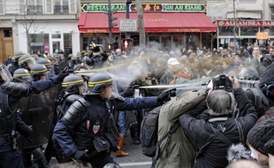 Échauffourées entre les forces de l'ordre et les manifestants dimanche 29 novembre 2015, place de la République à Paris.