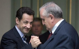 L'ancien Premier ministre Jean-Pierre Raffarin a loué jeudi la nouvelle façon d'exercer le pouvoir de Nicolas Sarkozy estimant qu'on jouait maintenant "la politique rugby" avec un président de la République qui "va dans la mêlée" et distribue ensuite les ballons aux ministres.