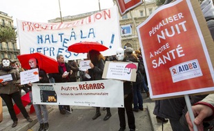 Manifestation de prostituées et de membres d'associations pour dénoncer le projet de loi de pénalisation des clients, le 27 novembre 2013 à Marseille.