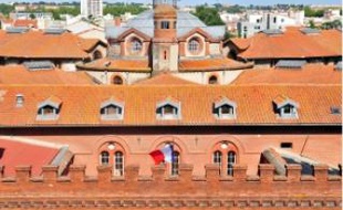 Le bâtiment de briques rouges et son castelet d'entrée datent du xixe siècle.
