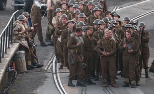 Christopher Nolan poursuit son film "Dunkirk" dans le port de Weymouth, en Angleterre.