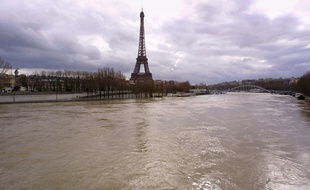 vue des quais de Seine inondés, prise le 23 mars 2001 à Paris, en raison de la crue du fleuve