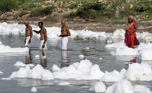 Pollution dans la rivière Yamuna à New Delhi, en Inde.