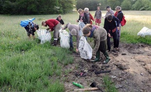 Des militants ramassent des déchets laissés pendant l'occupation du site du projet de barrage de Sivens (Tarn) le 11 mai 2015