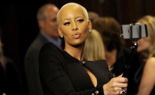 Amber Rose a succombé à la perche télescopique pour faire des selfies.