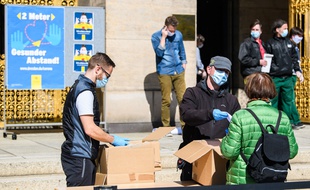 Distribution de masques à Dresde, en Allemagne.